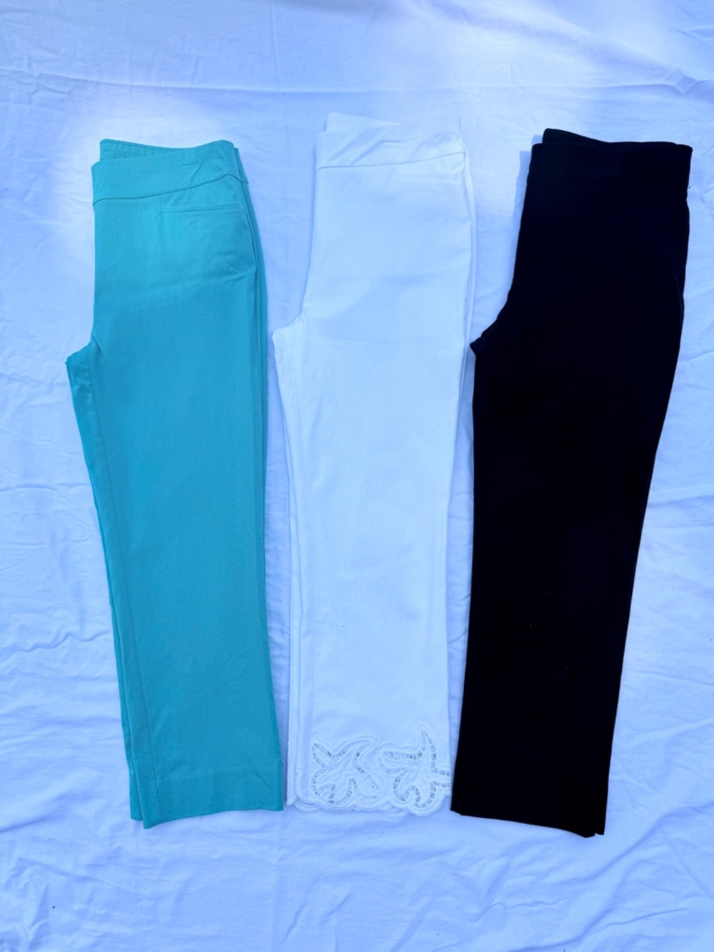 Chicos Capri Stretch Pull-On Pants in Teal, White & Black